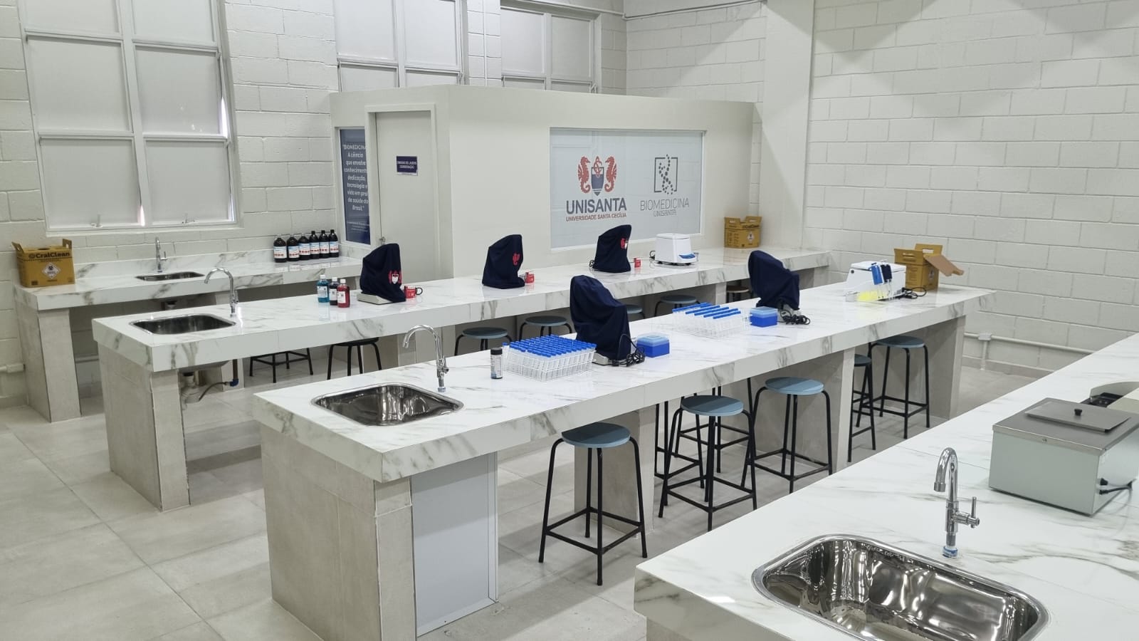 Conheça o curso de Biomedicina matutino da Unisanta com ensino de qualidade, boa infraestrutura e formação para o mercado.