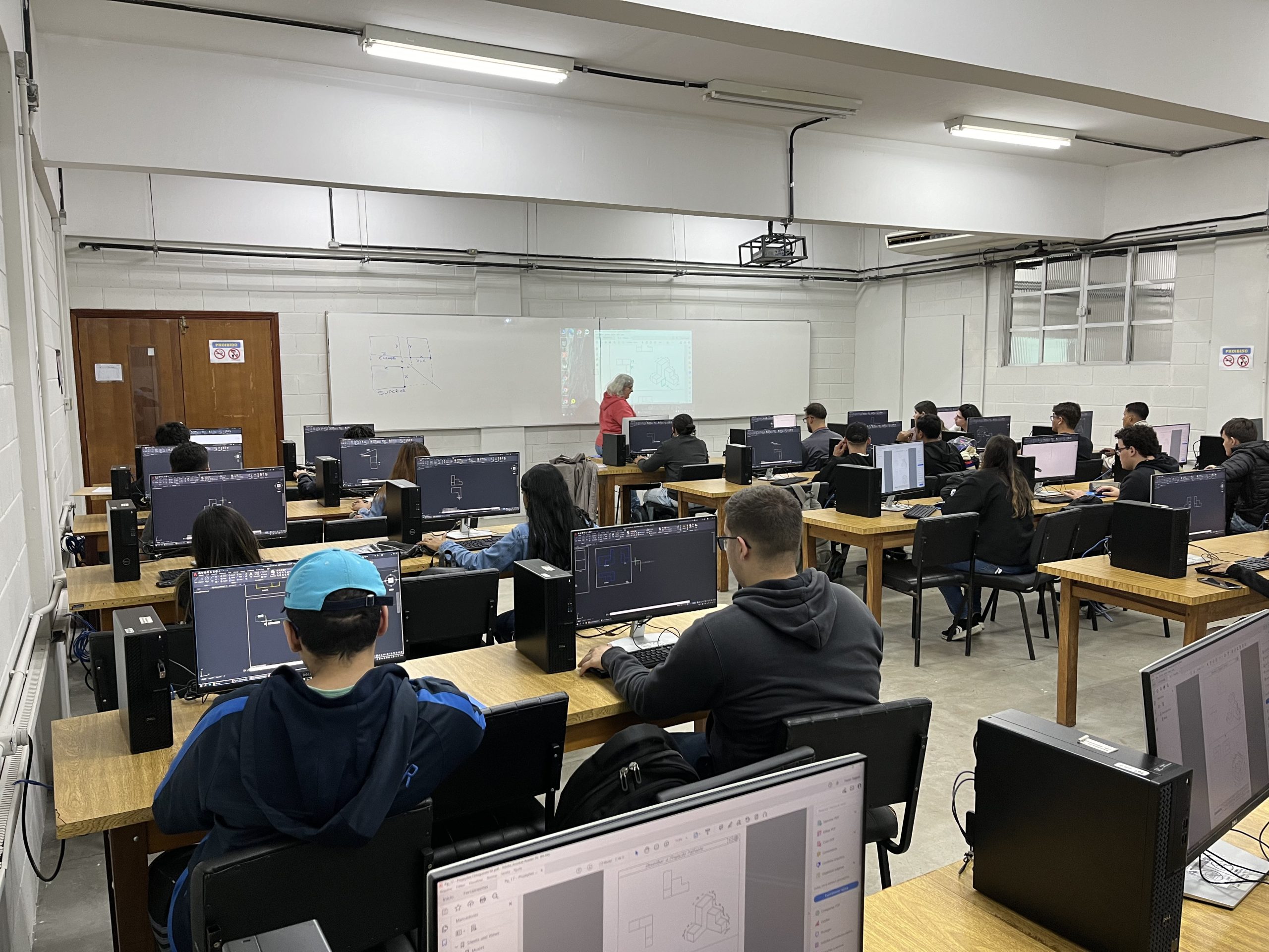 Os Laboratórios de Engenharia e Arquitetura​ da Unisanta oferecem infraestrutura avançada para ensino, pesquisa e elaboração de projetos.