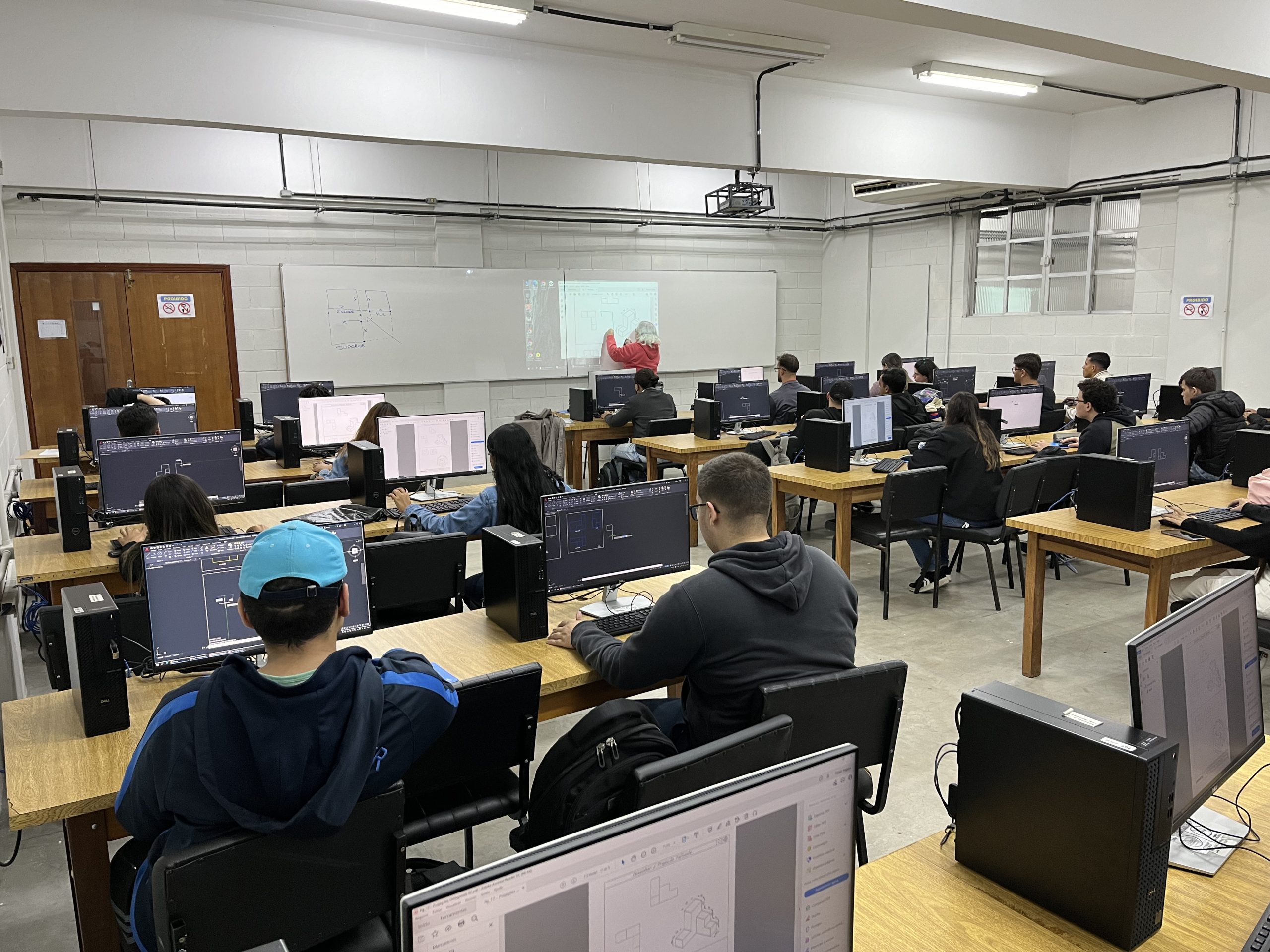 Os Laboratórios de Engenharia e Arquitetura​ da Unisanta oferecem infraestrutura avançada para ensino, pesquisa e elaboração de projetos.