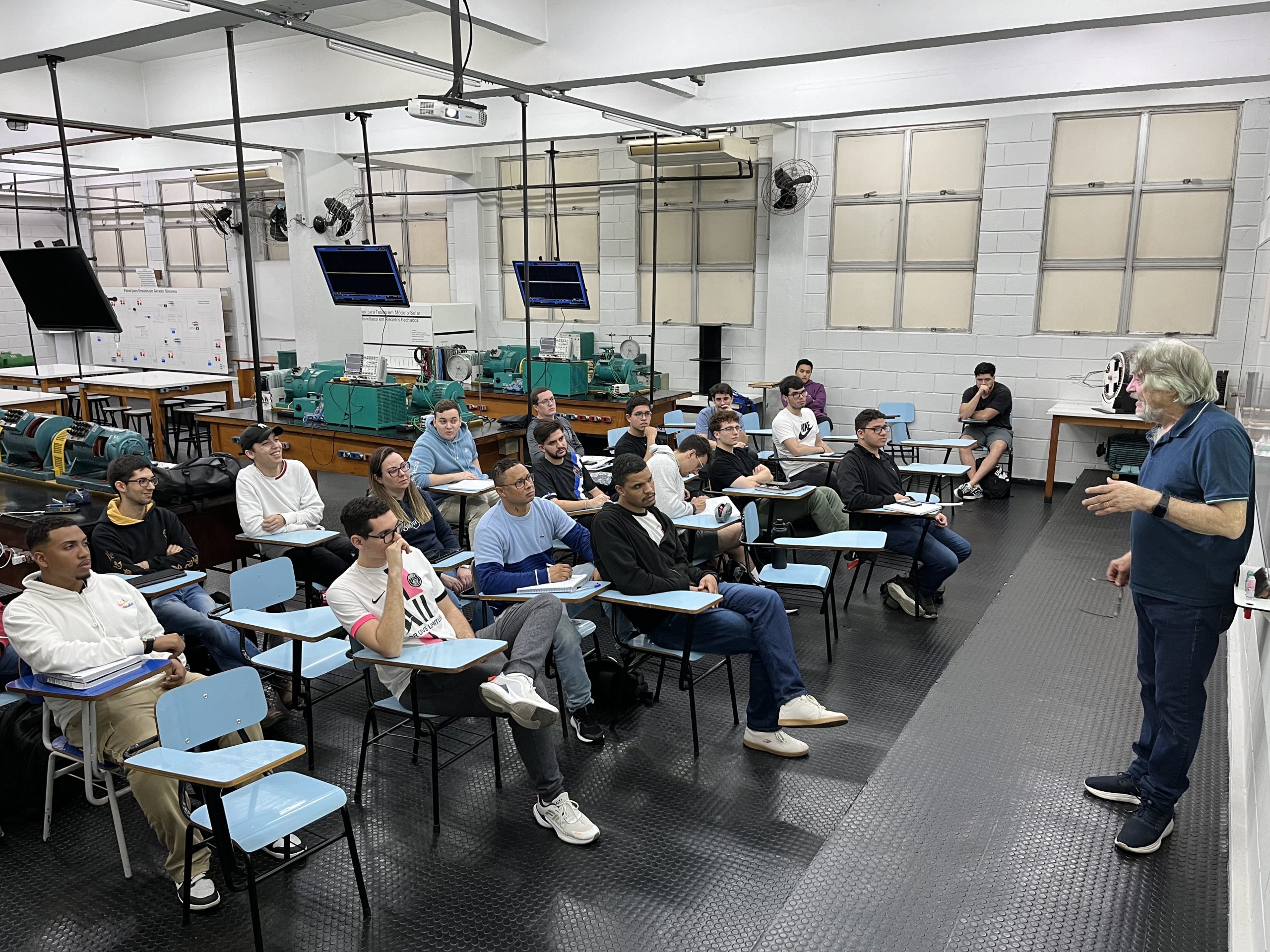 Os Laboratórios de Engenharia e Arquitetura​ da Unisanta oferecem infraestrutura avançada para ensino, pesquisa e elaboração de projetos.