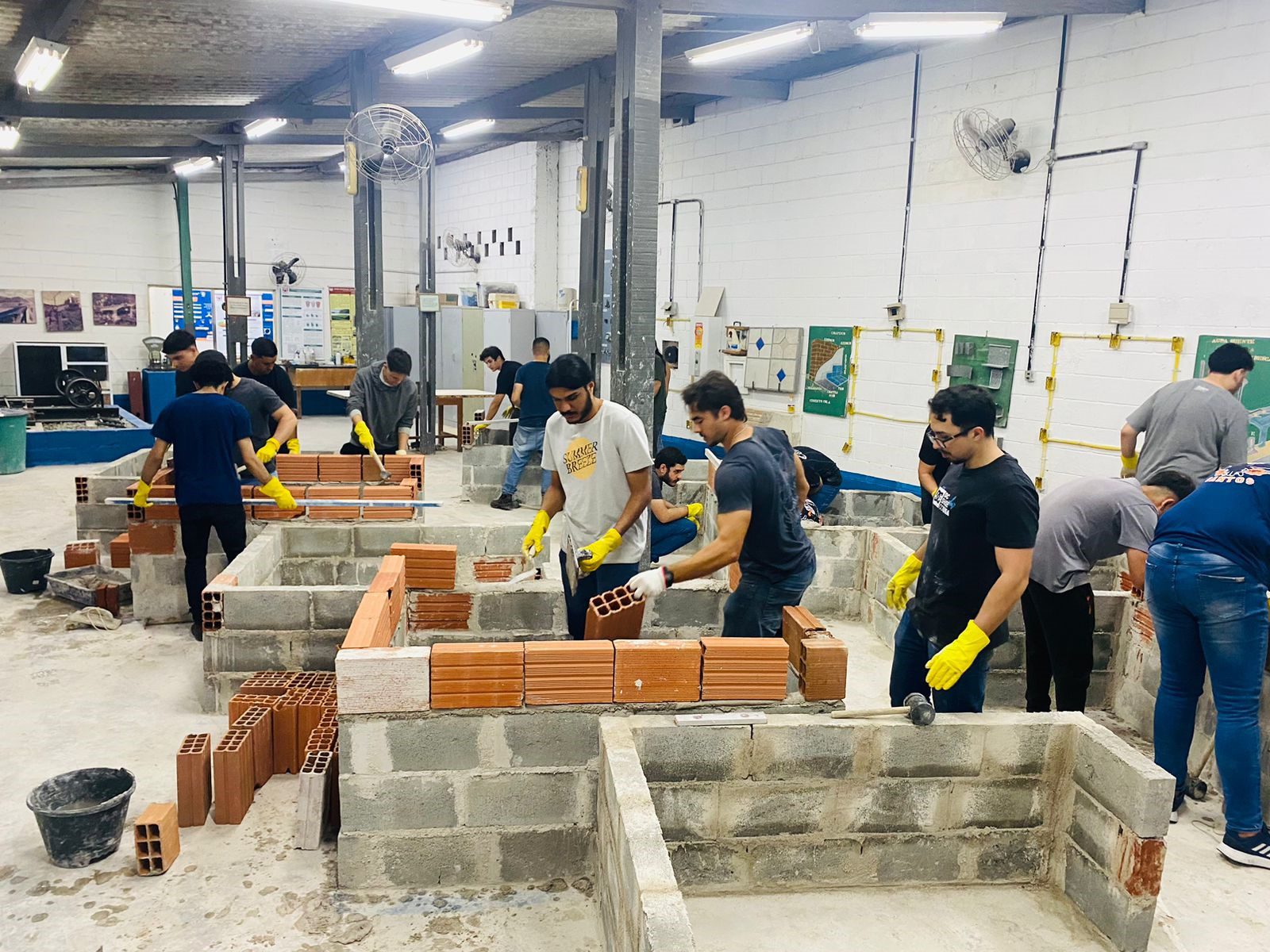 Os Laboratórios de Engenharia e Arquitetura​ da Unisanta oferecem infraestrutura avançada para ensino, pesquisa e elaboração de projetos.