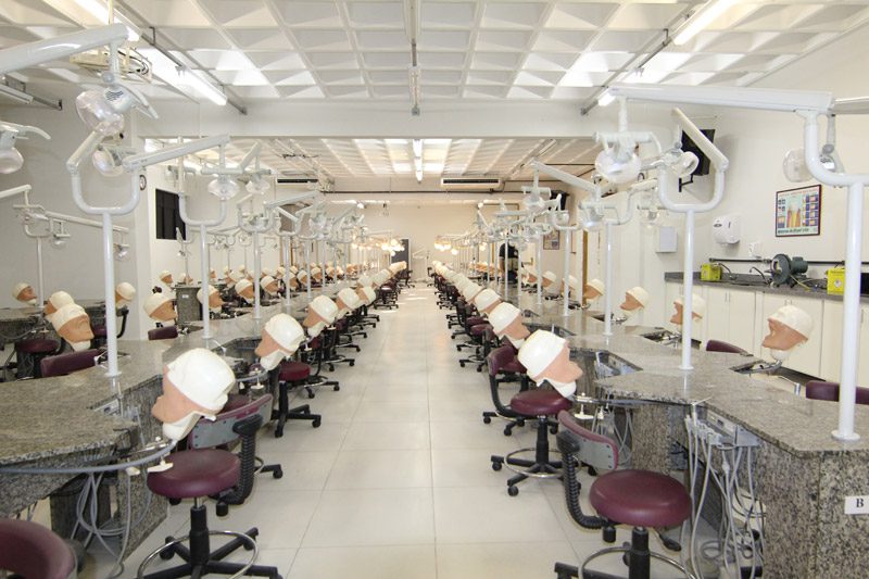 Conheça o curso de Odontologia integral da Unisanta com ensino de qualidade, boa infraestrutura e formação para o mercado.