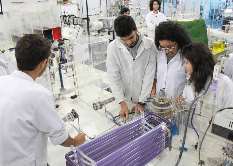 Os Laboratórios de Engenharia e Arquitetura​ da Unisanta oferecem infraestrutura avançada para ensino, pesquisa e elaboração de projetos.