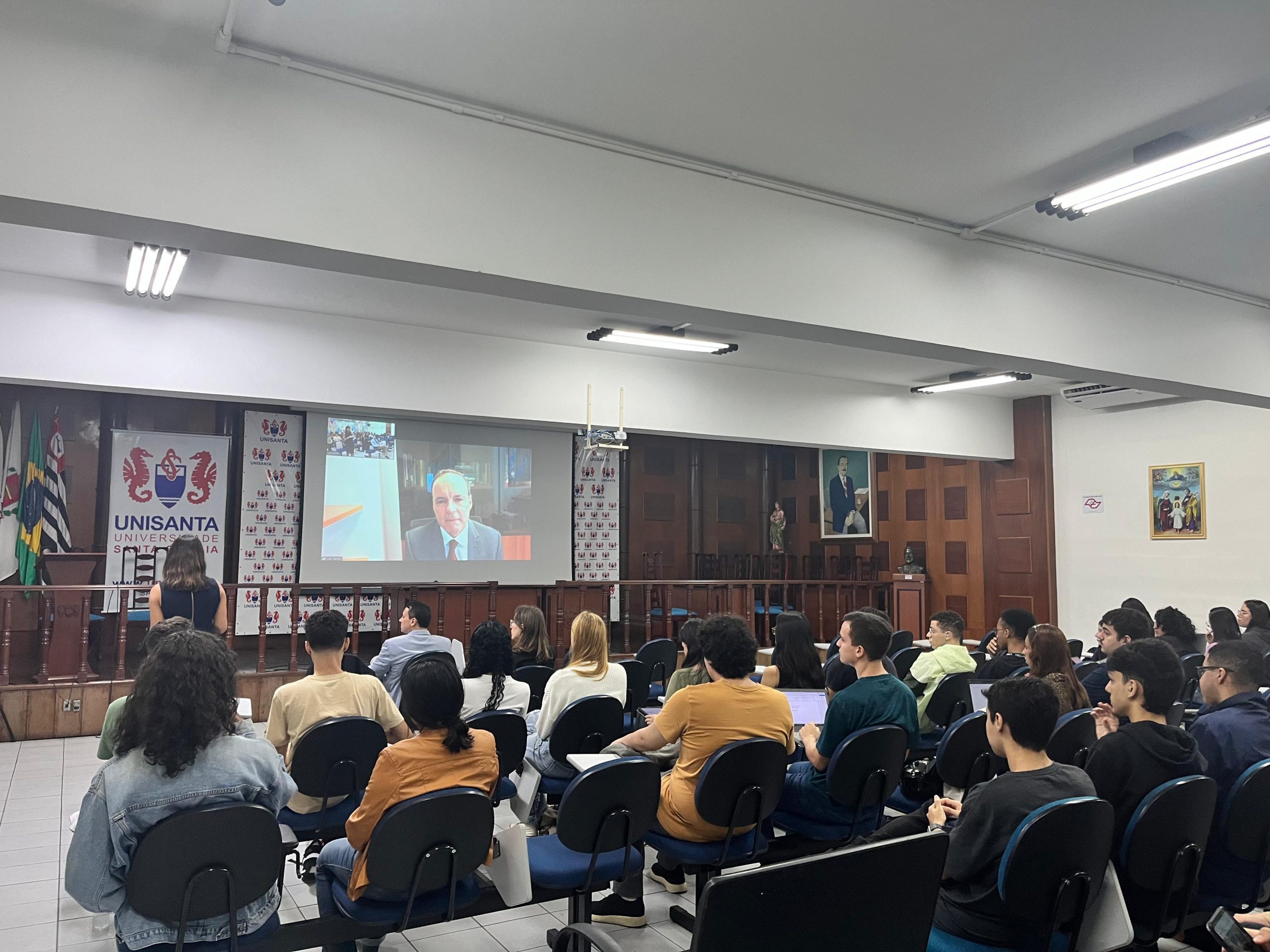 Conheça o curso de Relações Internacionais matutino da Unisanta com ensino de qualidade, boa infraestrutura e formação para o mercado.