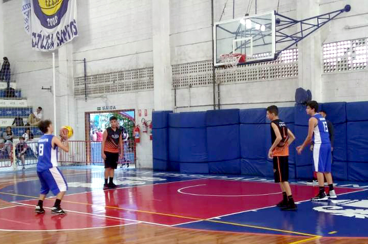 Desenvolva coordenação, resistência e trabalho em equipe com aulas de basquete no Poliesportivo Unisanta.