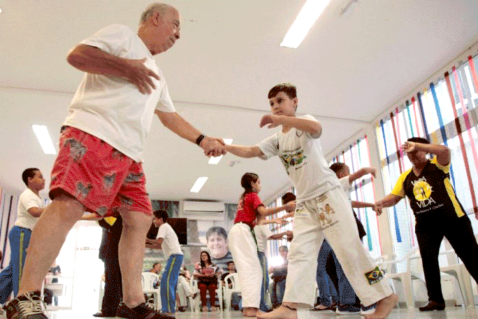 Desenvolva coordenação, disciplina e consciência corporal com aulas de capoeira no Poliesportivo Unisanta.