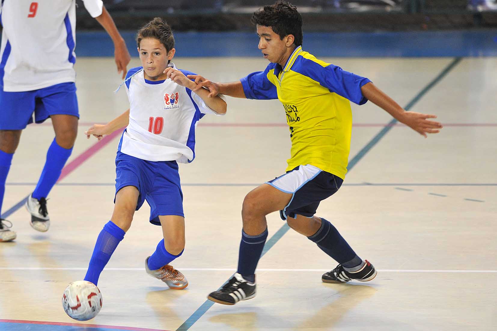 Desenvolva agilidade, resistência e trabalho em equipe com aulas de futsal no Poliesportivo Unisanta para crianças e adolescentes.