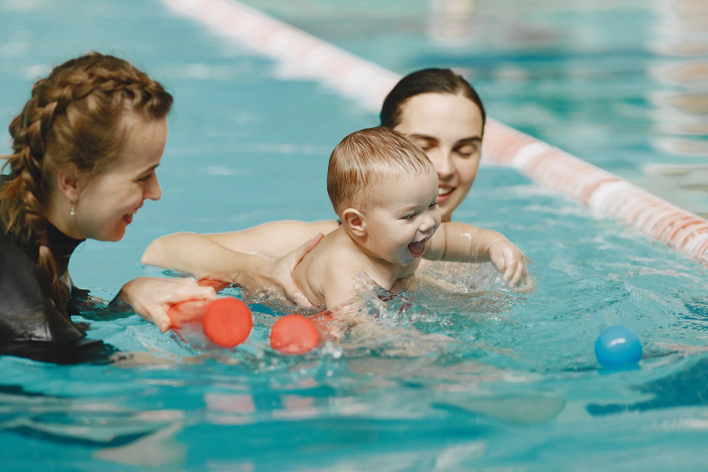 Desenvolva coordenação, adaptação aquática e segurança com aulas de natação baby no Poliesportivo Unisanta.