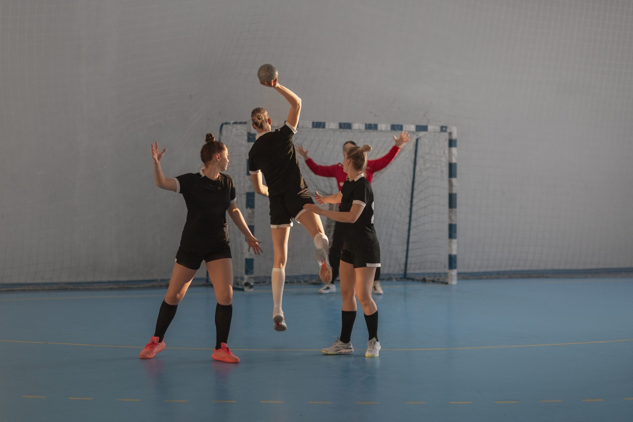 Desenvolva agilidade, resistência e trabalho em equipe com aulas de handebol no Poliesportivo Unisanta.