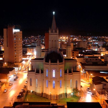 Principal polo econômico e educacional do Norte de Minas, Montes Claros recebe o Polo EaD da Universidade Santa Cecília (Unisanta), referência há mais de 60 anos em ensino superior. Com cursos reconhecidos pelo MEC, o Polo oferece ensino moderno e acessível, unindo tradição acadêmica e inovação tecnológica para impulsionar o desenvolvimento regional.